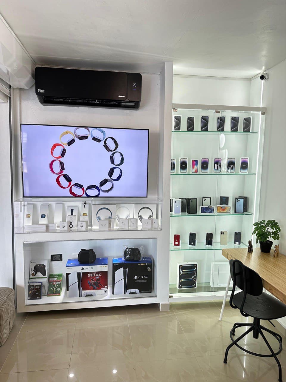 Vitrina con iPhone, consolas y audio
