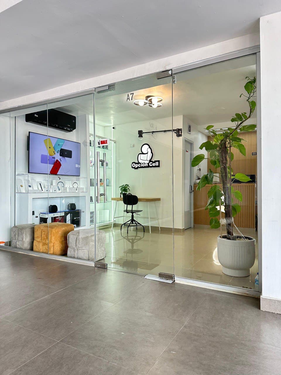 Fachada de la tienda Opción Cell