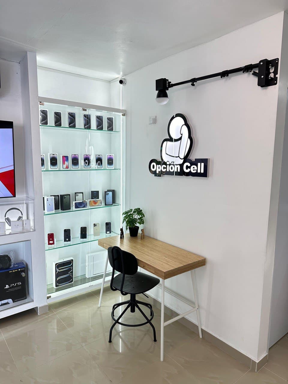 Interior de la tienda Opción Cell con iPhone, consolas y accesorios